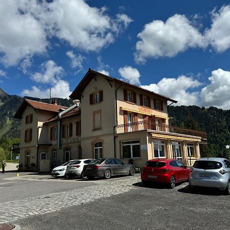 Buffet De La Gare Hotel Монтрьо Екстериор снимка