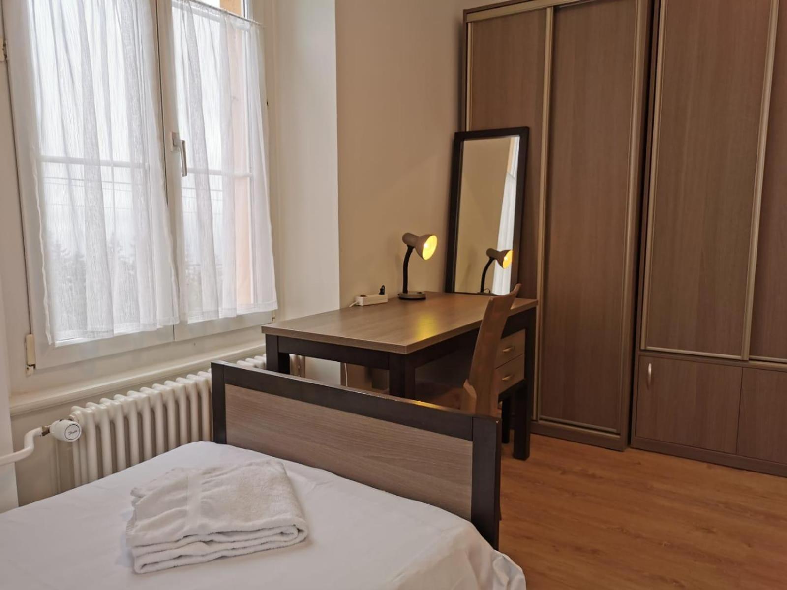 Buffet De La Gare Hotel Монтрьо Екстериор снимка